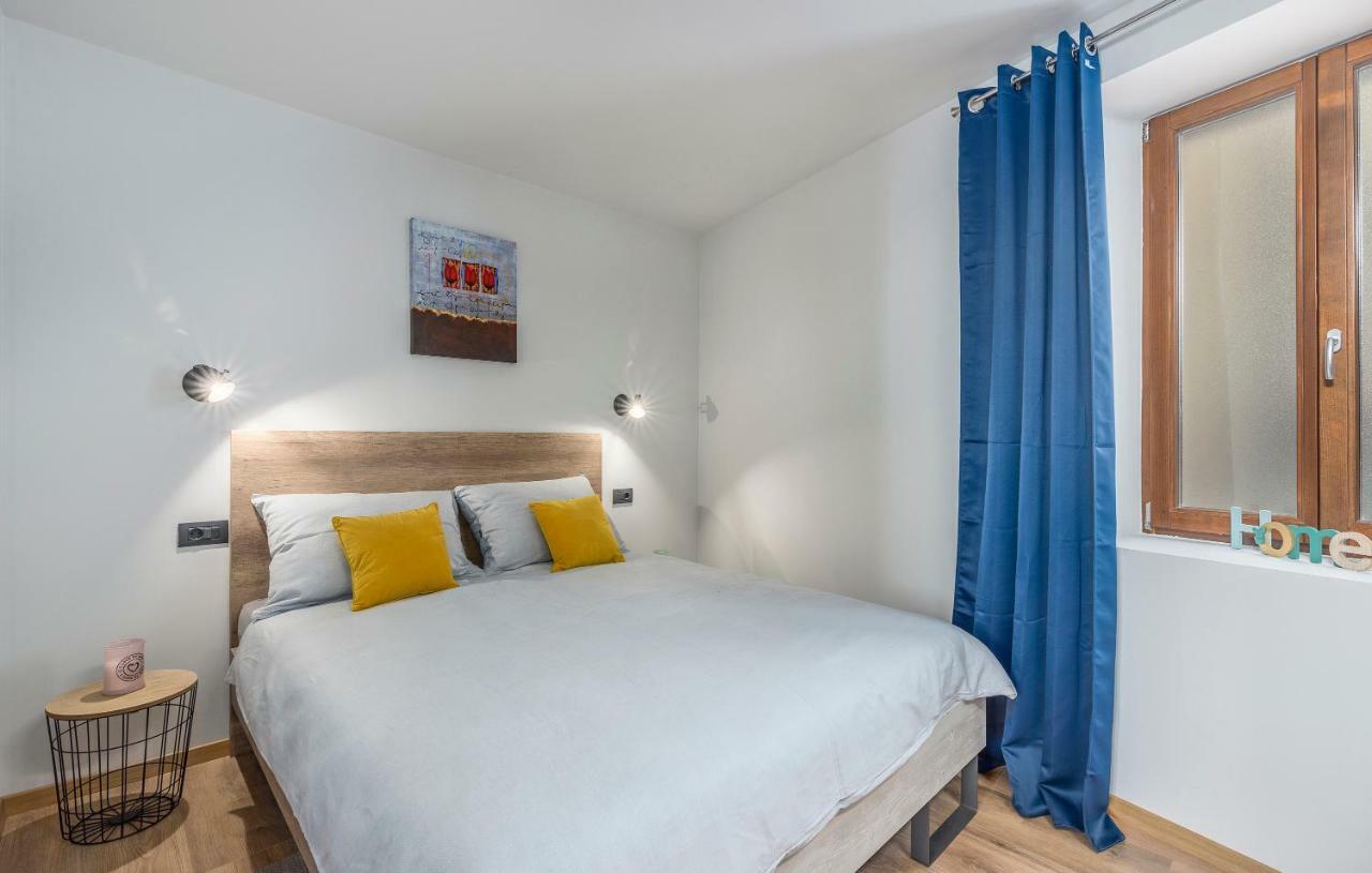 Heritage De Amicis Apartment Ровин Екстериор снимка