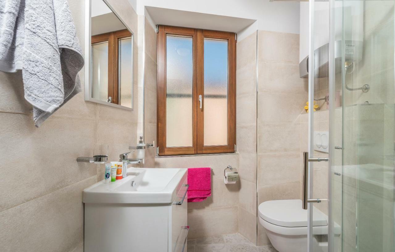 Heritage De Amicis Apartment Ровин Екстериор снимка