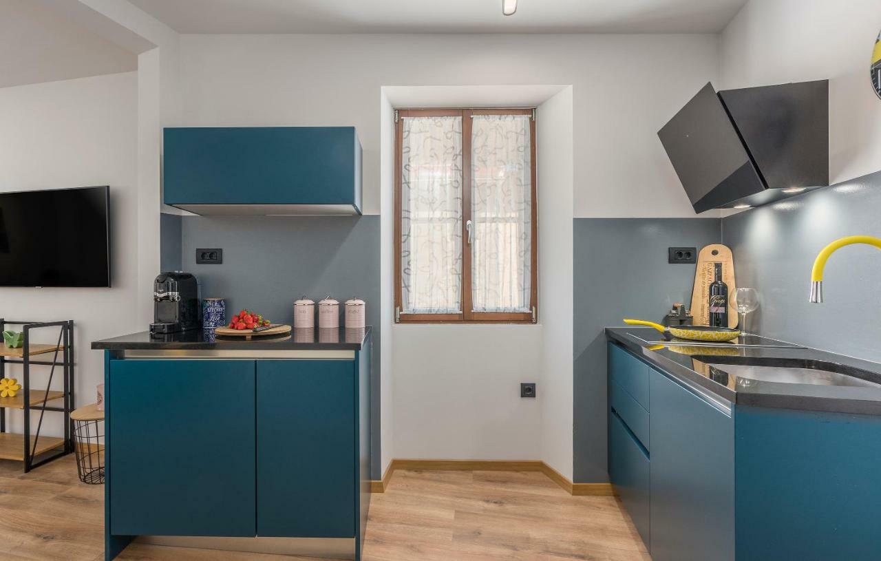 Heritage De Amicis Apartment Ровин Екстериор снимка