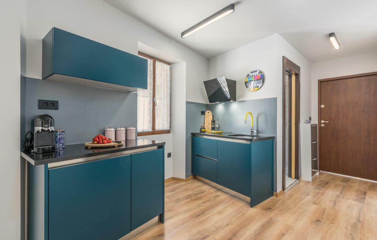 Heritage De Amicis Apartment Ровин Екстериор снимка